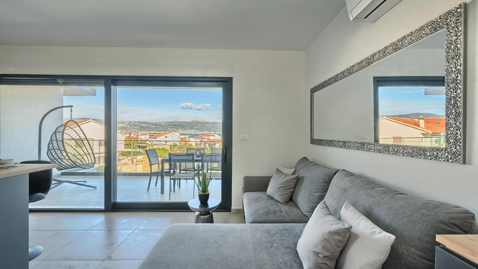 Theresia'S - Sea-View And Pool Slatine Apartment